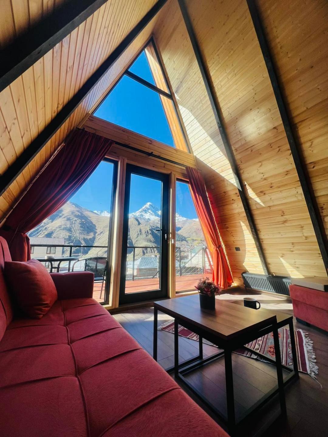 Pyramid Kazbegi Hotell Eksteriør bilde