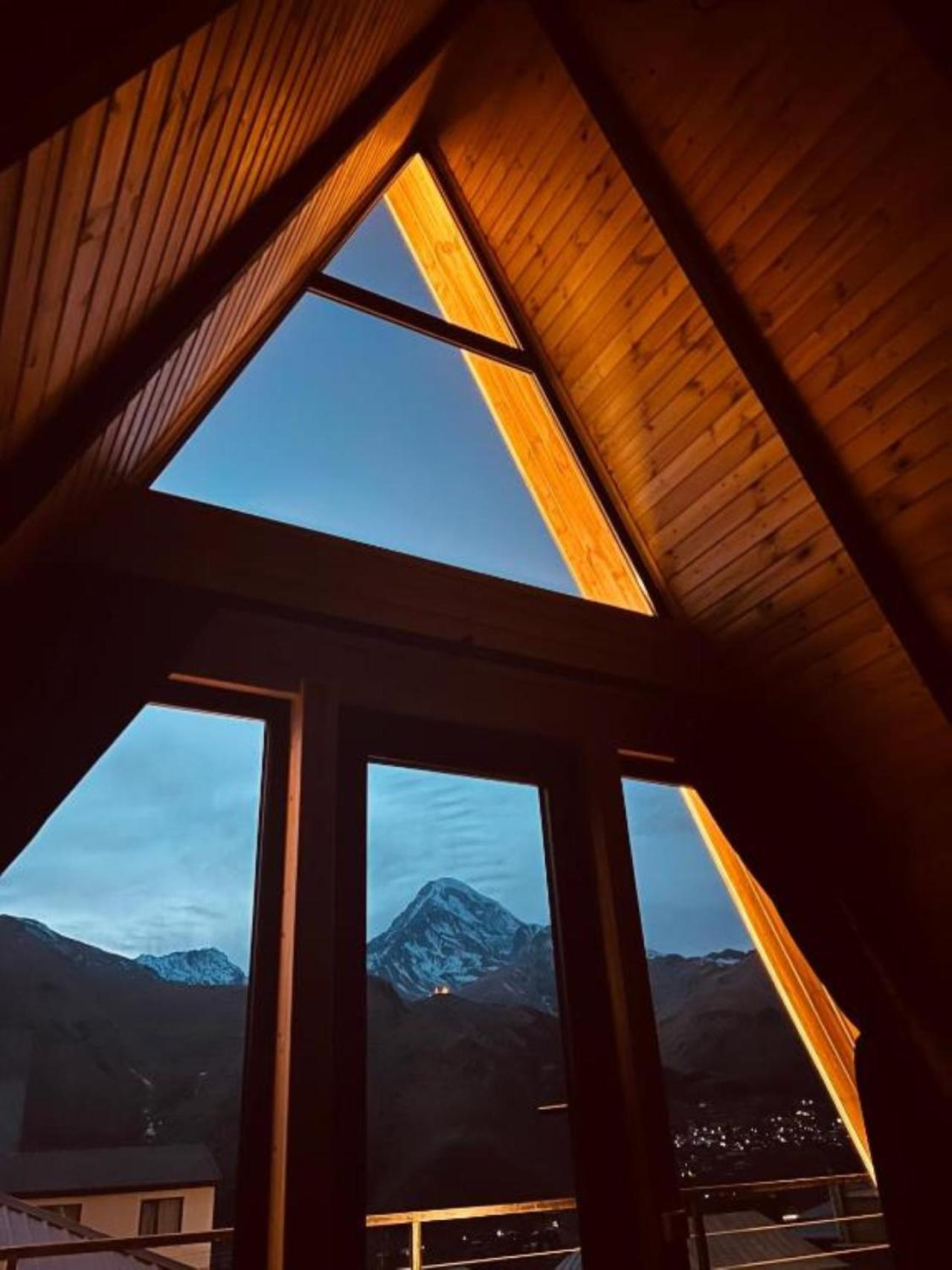 Pyramid Kazbegi Hotell Eksteriør bilde