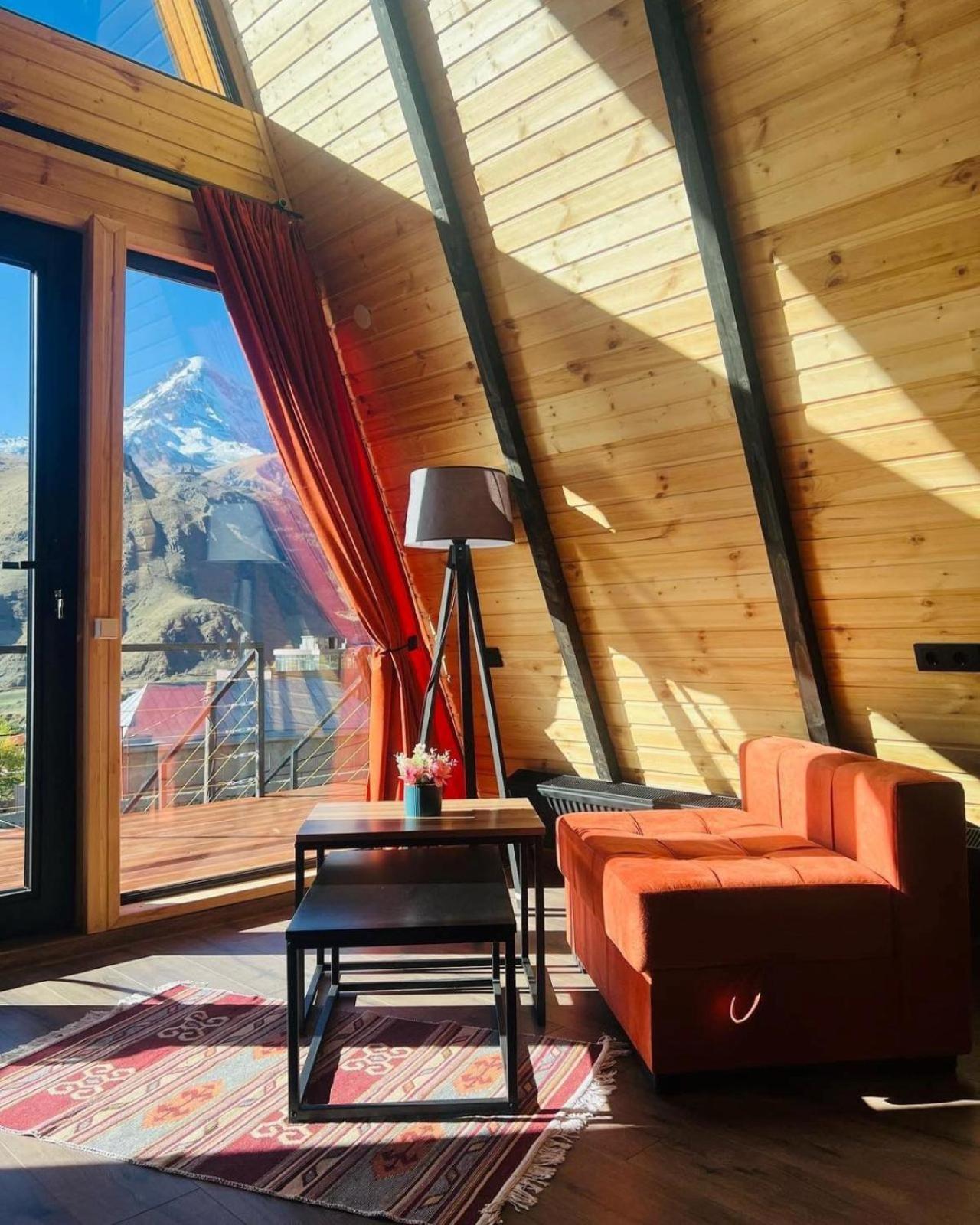 Pyramid Kazbegi Hotell Eksteriør bilde