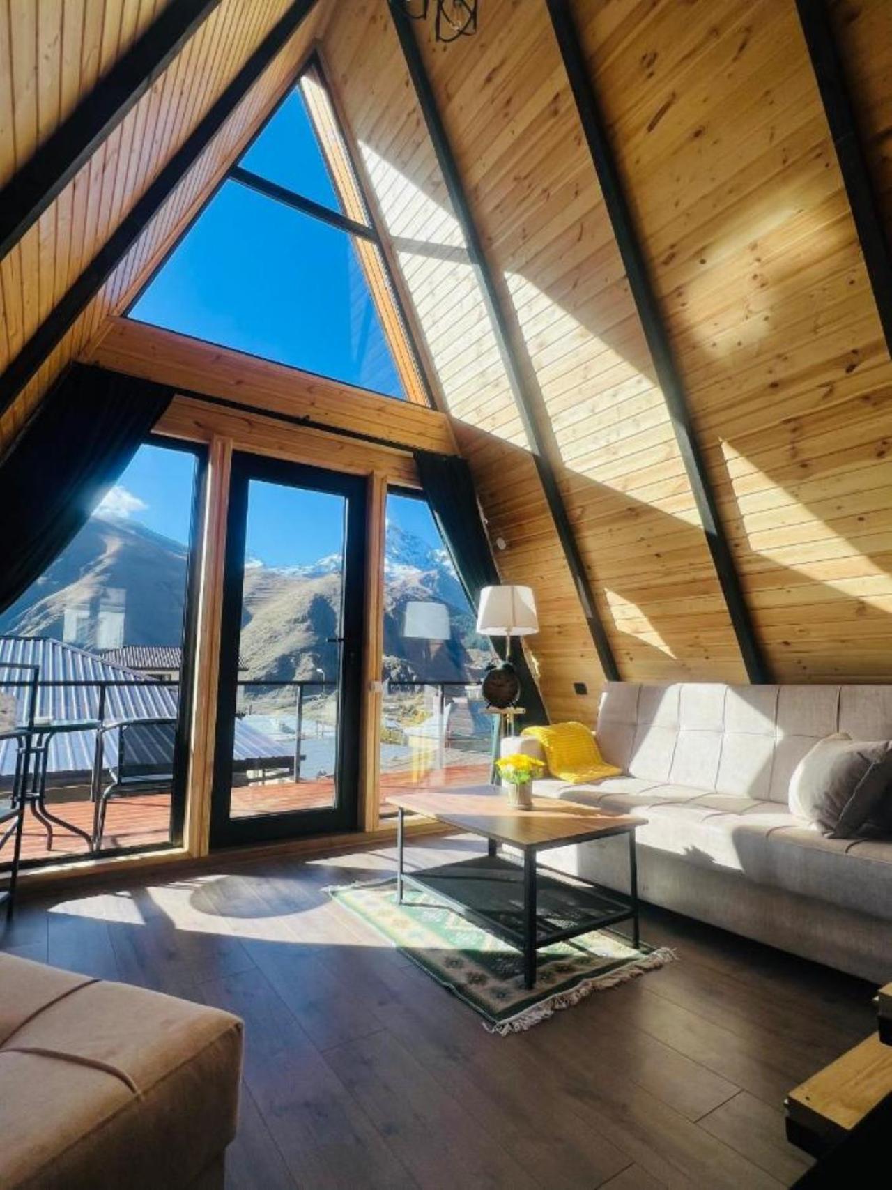 Pyramid Kazbegi Hotell Eksteriør bilde