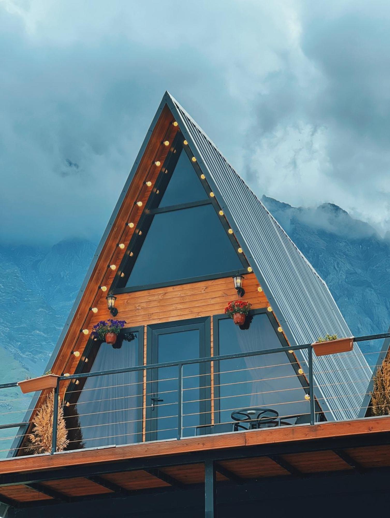 Pyramid Kazbegi Hotell Eksteriør bilde